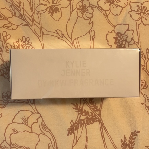 KKW NUDE LIPS - Picture 3 of 5